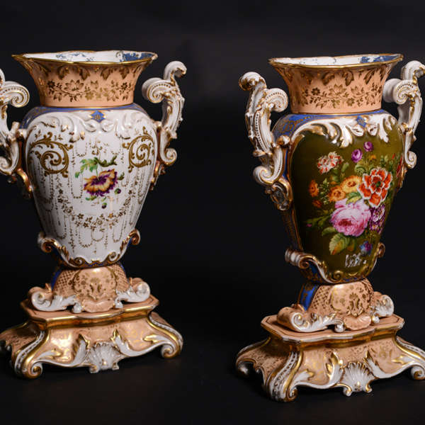 coppia di vasi in porcellana