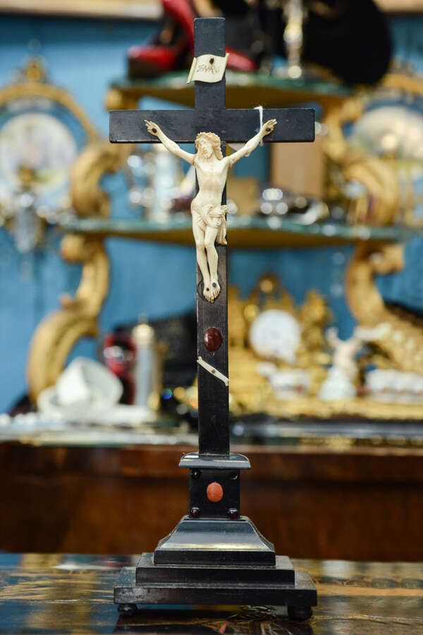 Piccolo Cristo in osso - immagine 2
