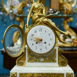 Orologio in bronzo dorato e marmo bianco