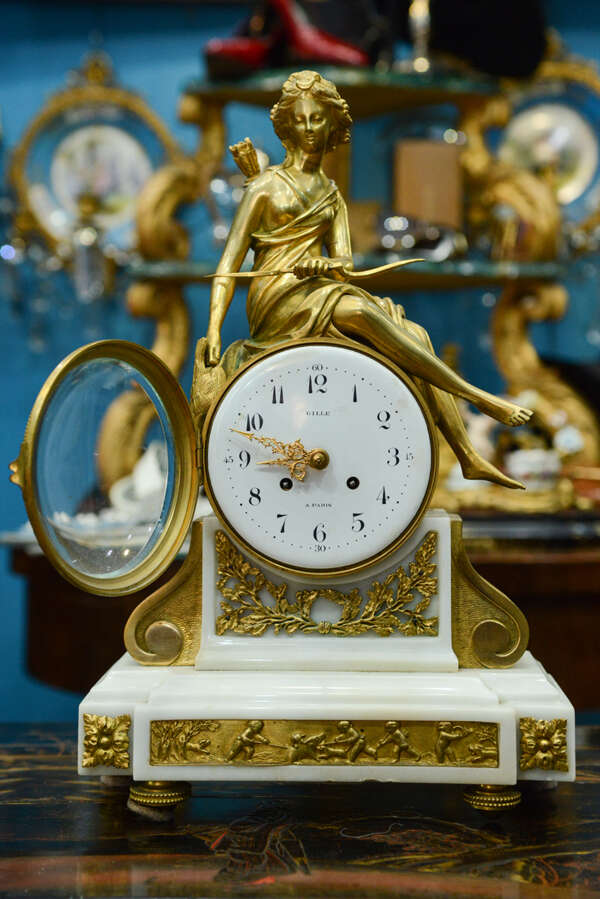 Orologio in bronzo dorato e marmo bianco