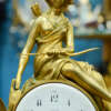 Orologio in bronzo dorato e marmo bianco - immagine 2