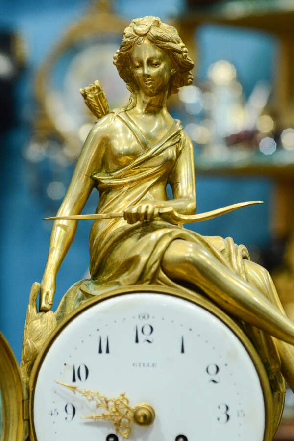 Orologio in bronzo dorato e marmo bianco - immagine 2