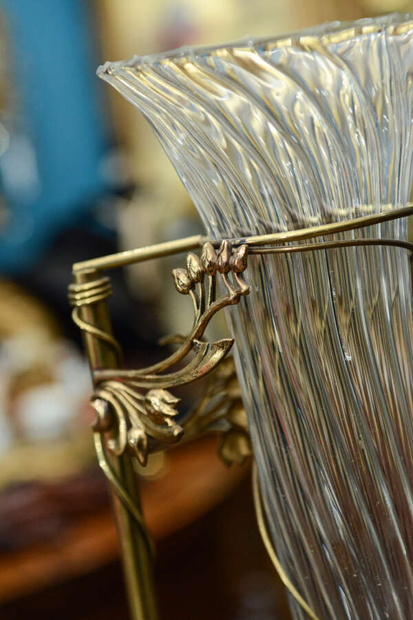 Vaso portafiori in bronzo e vetro soffiato