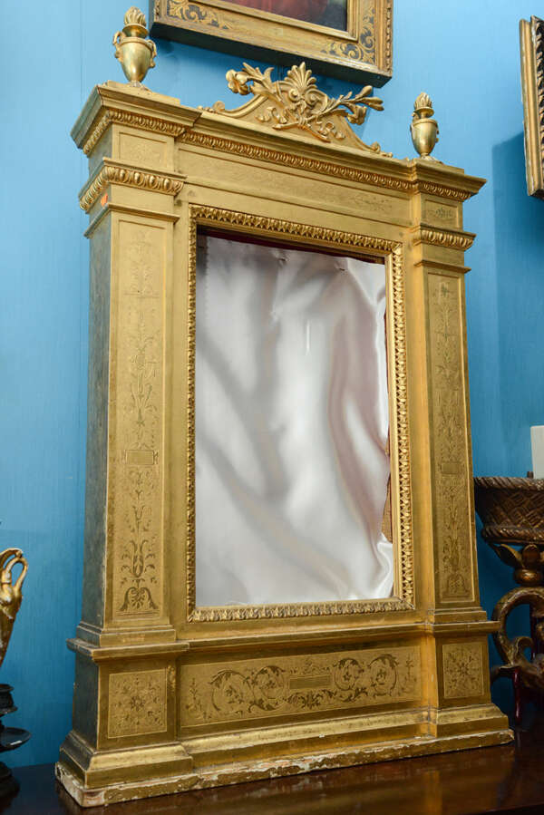 Antico reliquiario in legno dorato